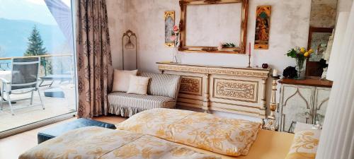 米尔施塔特Landhaus Tangern的客房设有一张床和一个美景窗户。