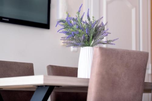 伊拉克里萨Villa Bolero的一张桌子上一束紫色花