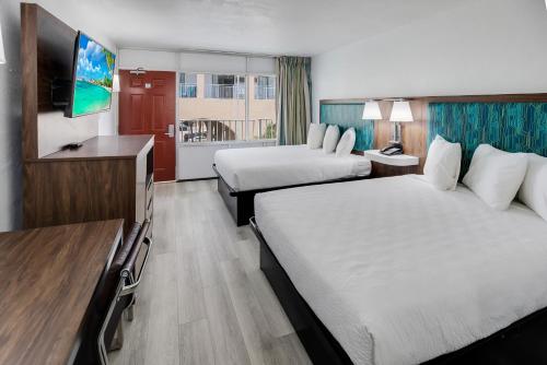 默特尔比奇蓝色大西洋套房酒店的酒店客房设有两张床和电视。