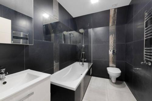 彼索普斯托福Roomy One bed loft apartment的浴室配有白色水槽和卫生间。
