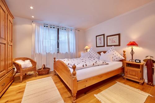 法尔先特Apartment Minerva的卧室配有床、椅子和窗户。