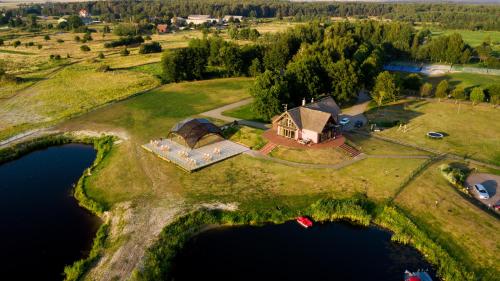 SvencelėSvencelė Resort的湖上岛屿上房屋的空中景观