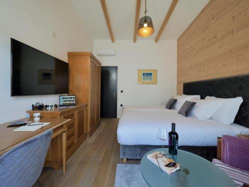 LovinacHouse Momentum的酒店客房配有两张床和一张书桌