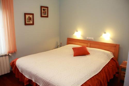 布莱德Vila Krivec的一间卧室配有一张带橙色枕头的床