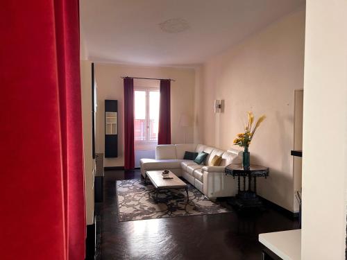 博洛尼亚Piazza Maggiore Luxury Apartment的客厅配有白色的沙发和桌子
