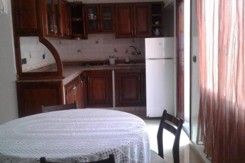 卡萨布兰卡Appartement à casablanca的厨房配有桌子和白色冰箱。