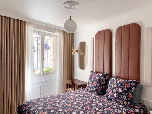 巴黎Chambre d’hôtes - Marais的一间卧室设有一张床和一个窗口