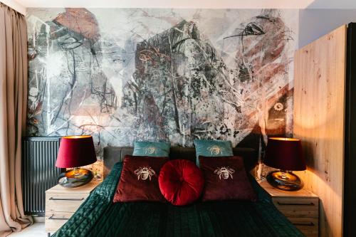什切青Apartament Środowa by Prestige Home的一间卧室配有一张带两盏灯的床。