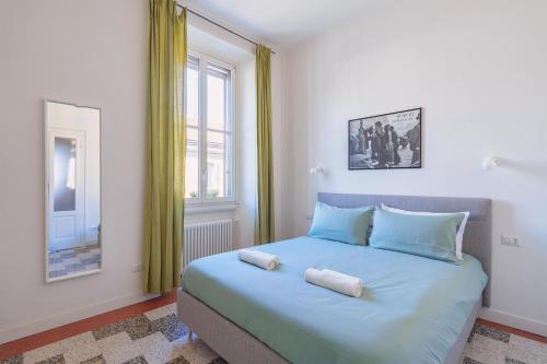 米兰[Duomo/Navigli] Casa Elegante in zona Tortona的一间卧室配有一张床,上面有两条毛巾