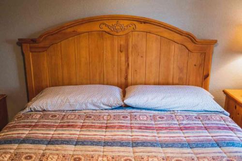 MeadLakeview Room 2 Queens - 20的一张带木制床头板的床和两个枕头