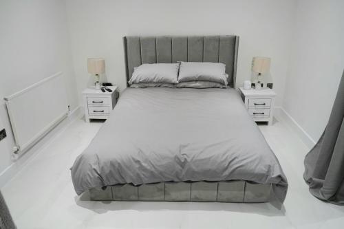 伦敦Phoenix Heights的一间卧室设有一张大床和两个床头柜