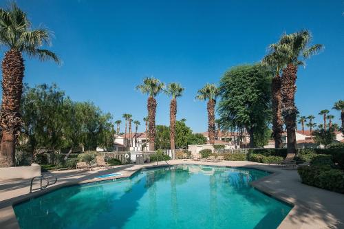 拉昆塔Laurel Valley Lounger Permit# 068,408的度假村内棕榈树游泳池