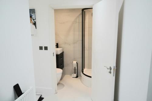 伦敦Phoenix Heights的白色的浴室设有卫生间和淋浴。