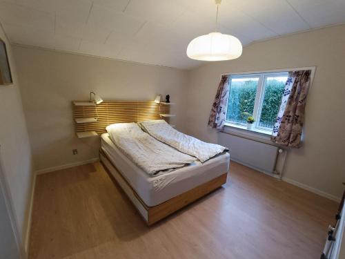 斯文堡Svendborg, Thurø ferievilla的一间小卧室,配有床和窗户