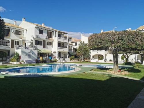 弗拉门卡海滩Oleza Garden Village , Apartment Ines的庭院中间的游泳池,设有房屋
