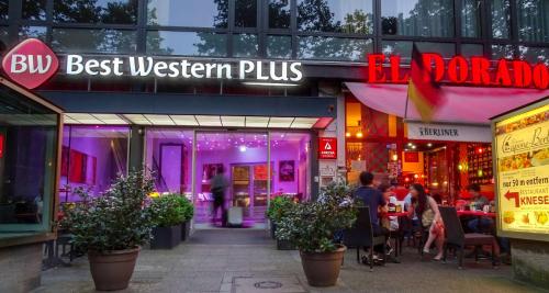 柏林Best Western Plus Plaza Berlin Kurfürstendamm的一间标有阅读小鸡最西部的标志的餐厅