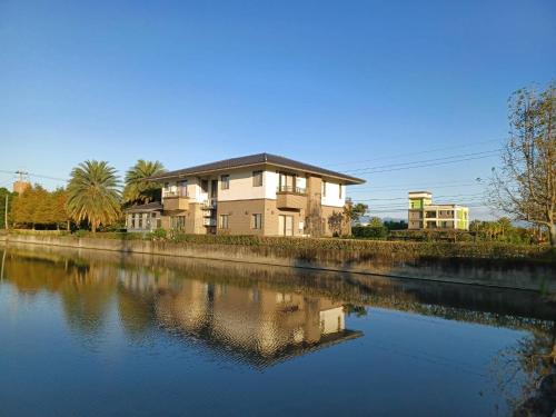 五结水连天日式庭院 的河边的房子