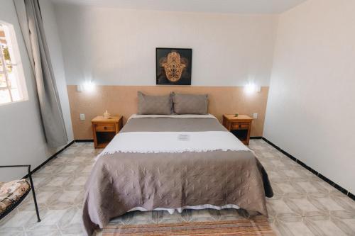 戈亚斯州上帕莱索Hotel Fazenda Bona Espero的一间卧室设有一张大床和两个床头柜