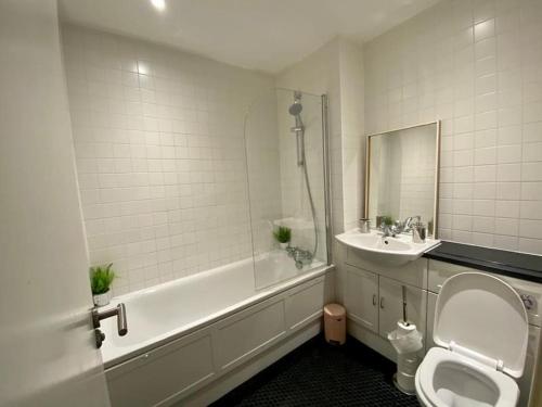 伦敦Sanctuary Spaces at The Shard with private parking的一间带卫生间和水槽的浴室