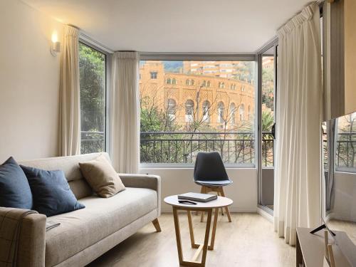波哥大Grandioso apartamento, ubicación increíble centro int的带沙发和大窗户的客厅