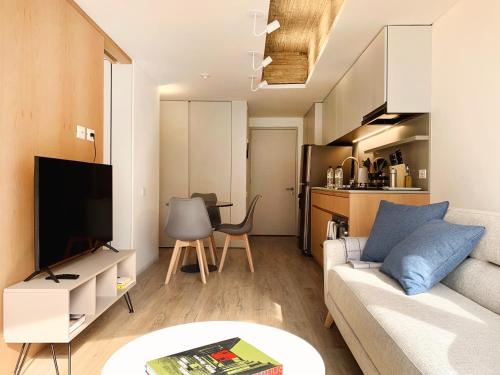 波哥大Grandioso apartamento, ubicación increíble centro int的客厅配有沙发和桌子