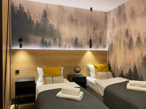 什切尔克REST4U APARTAMENTY z SAUNAMI的一间卧室配有两张带黄色枕头的床