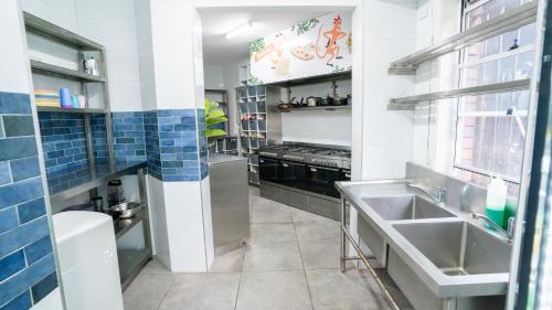 悉尼Mad Monkey Downtown的厨房配有水槽和炉灶