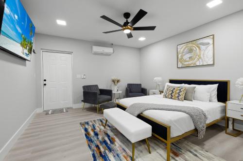 珊瑚角Tropical Paradise的一间卧室配有一张床和吊扇