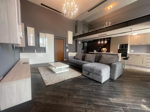 马马亚Blue Bike Seaview Apartment & Penthouse的带沙发的客厅和厨房
