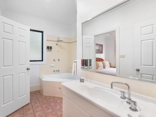 波高尔宾珀科尔滨山丘休闲度假村的一间带水槽、浴缸和镜子的浴室