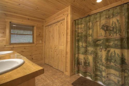 McCaysvilleGo Fish- Fightingtown Creek Frontage的小木屋内带浴帘的浴室