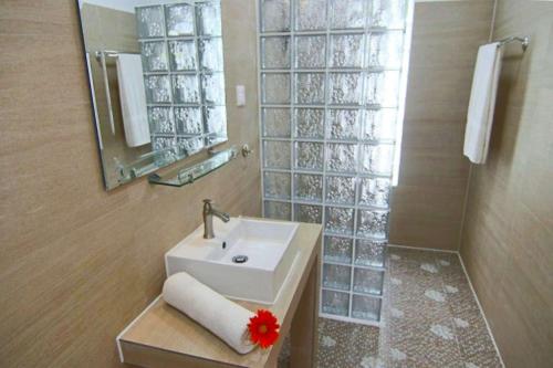西哈努克日落休闲酒店的一间带水槽和镜子的浴室