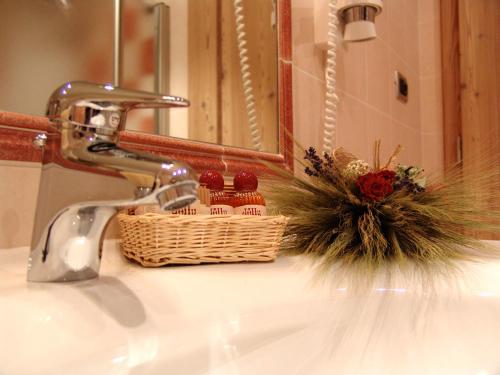 迪马罗Jolly B&B - Affittacamere的浴室水槽配有水龙头和篮子