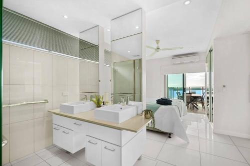 达尔文Spectacular Darwin apartment的一间带两个盥洗盆和大镜子的浴室