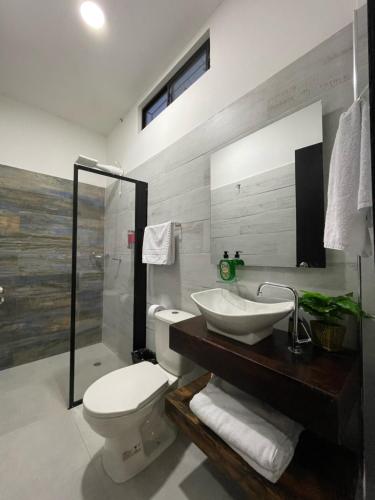 莱蒂西亚Amazonia Deluxe Calle 13的浴室配有白色卫生间和盥洗盆。
