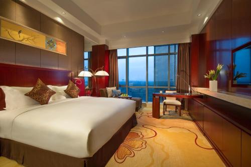 咸阳西安机场空港大酒店的一间卧室设有一张大床和一个大窗户