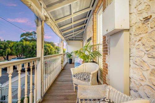 弗里曼特Accommodation in Fremantle的阳台设有藤椅和窗户。