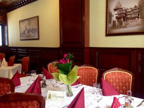 锡纳亚拉图努瑞经济酒店的用餐室配有带粉红色鲜花的桌子