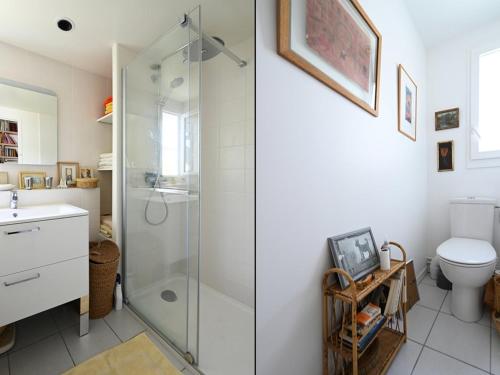 莱斯波特斯Maison Les Portes-en-Ré, 3 pièces, 4 personnes - FR-1-434-105的带淋浴和卫生间的浴室
