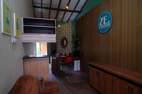 日惹RedDoorz near Lotte Mart Maguwoharjo Yogyakarta的客厅墙上有k房间标志