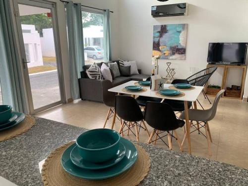 里奥阿托Enjoy a beautiful beach house in Panamá的厨房以及带桌椅的起居室。