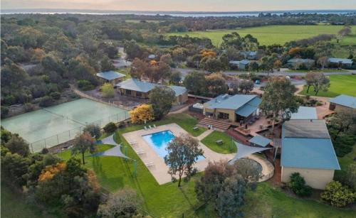 卡尔斯Phillip Island Nature Resort Villas的享有带游泳池和庭院的房屋的空中景致