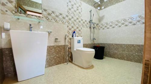 亭可马里KPN Trinco Holiday Resort的浴室配有白色卫生间和盥洗盆。