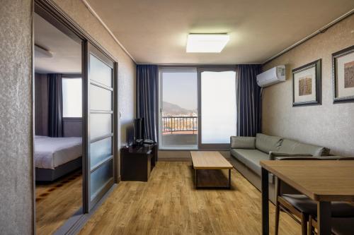 南原市KensingtonResort JirisanNamwon的酒店客房设有一张沙发和一张床