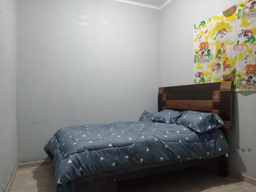 阿亚库乔Casa Huamanga的一间卧室配有一张带蓝色枕头的床。