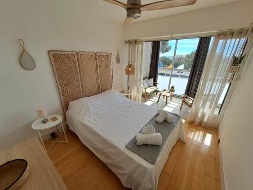 博尔马斯·莱斯·米默萨斯T2 - Centre ville - proche plage的一间卧室配有一张床,上面有两条毛巾