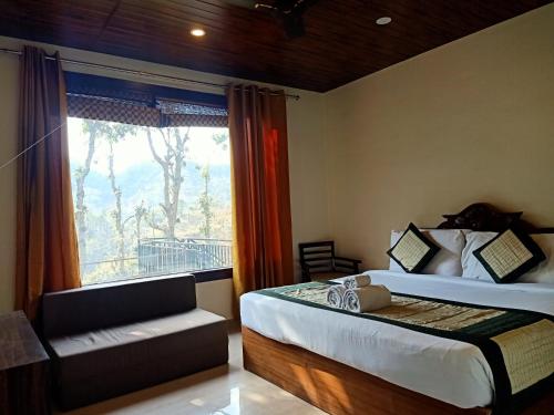 ShogiSkywood Resort Shoghi的一间卧室设有两张床和窗户。