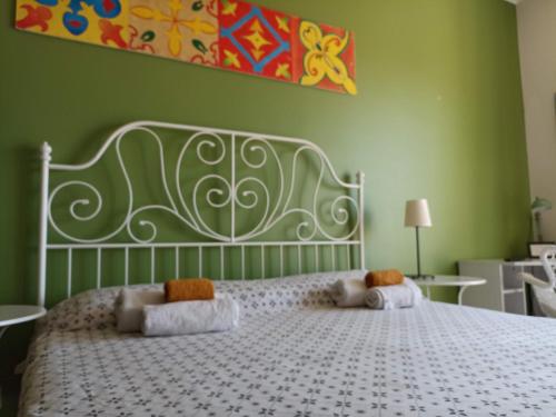 布龙泰Good Morning Etna的卧室配有一张带两个枕头的大白色床