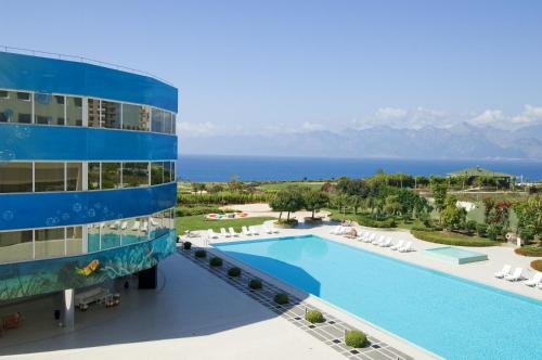 安塔利亚马尔马拉安塔利亚酒店的享有度假村游泳池的景致