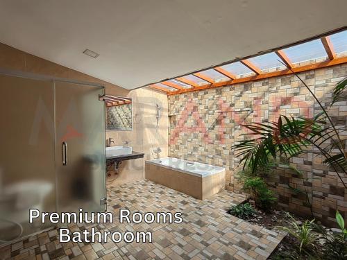巴旺Marand Beach Resort的带淋浴和浴缸的浴室